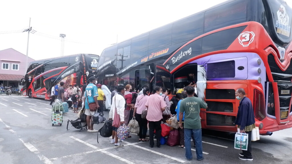 Stranded passengers at Pranburi Station in Prachuap Khiri Khan transferred onto a bus. Photo: Sombat Limpajirawong